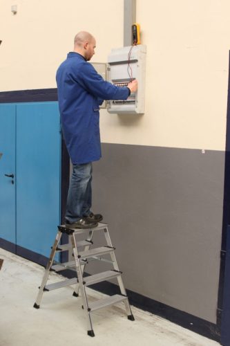 MONTO Treppo két oldalon járható összecsukható fellépő, 2x4 lépcsőfok