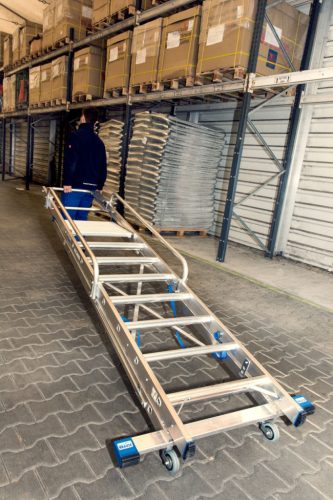 STABILO Lépcsőfokos állólétra nagy dobogóval, kapaszkodókerettel és védőlánccal, 8 lépcsőfok