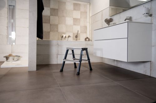 MONTO Treppy két oldalon járható összecsukható fellépő, 2x2 lépcsőfokos, eloxált